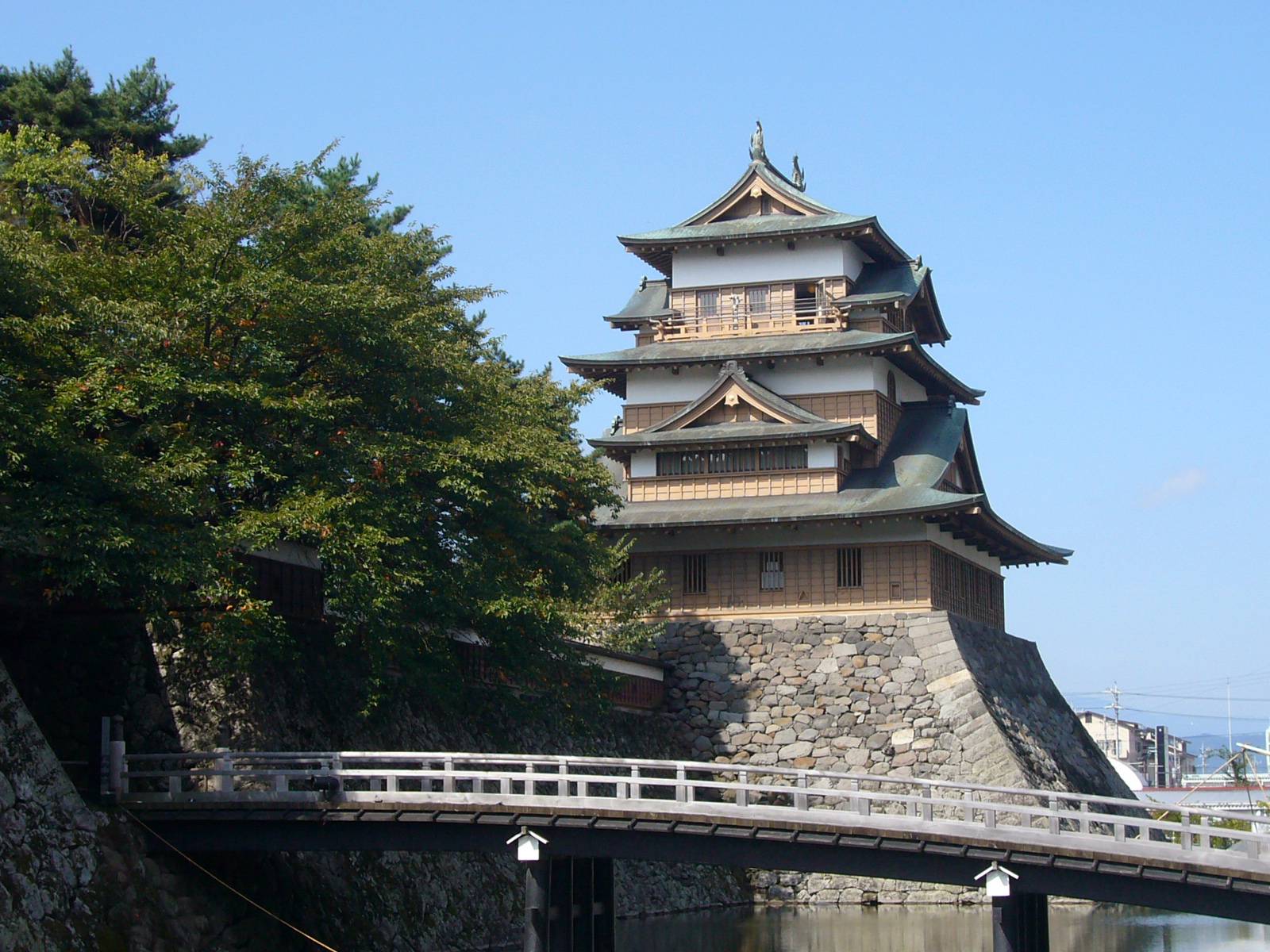 高島城の復興天守と冠木橋