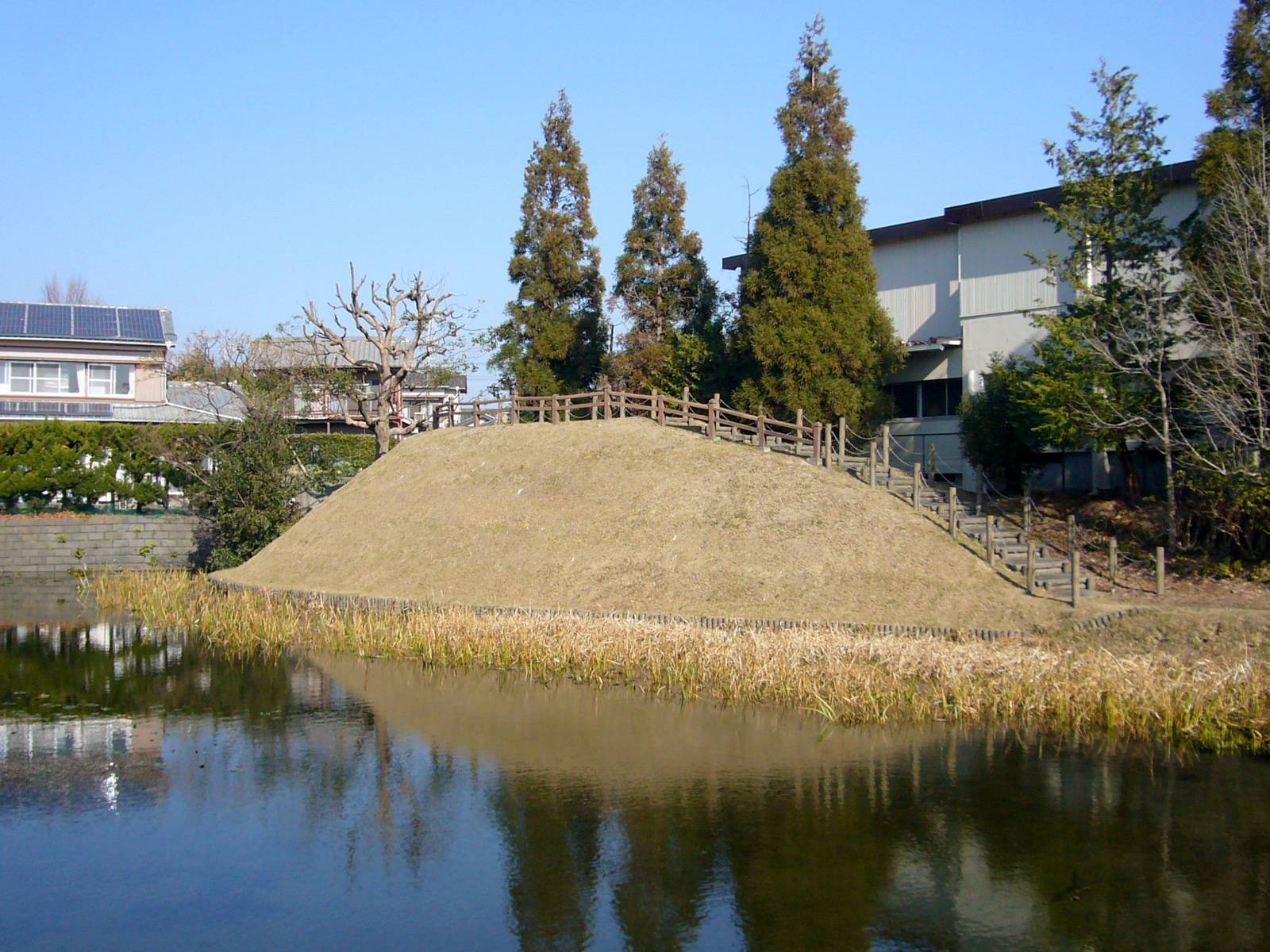 田中城の三之堀と土塁の遺構
