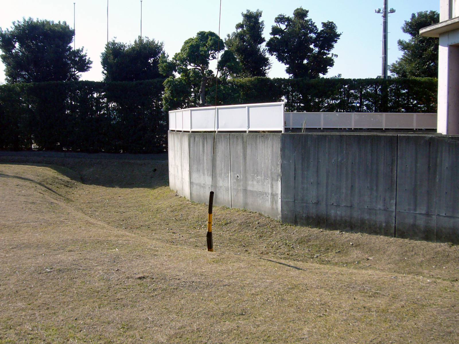 新宿二之門前の三日月堀の痕跡